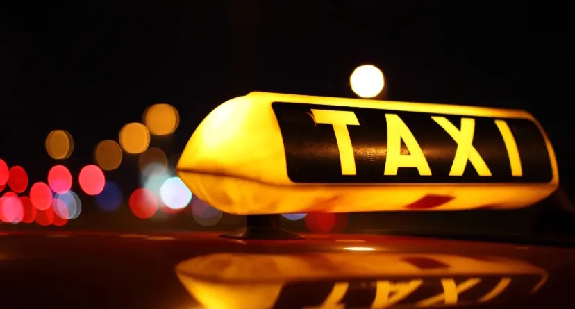 Taxi-Schild bei Nacht